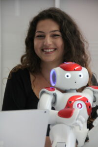 NAO-Roboter mit Studienbotschafterin